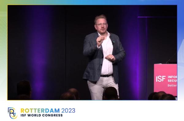 Jeroen Prinse speaking on stage